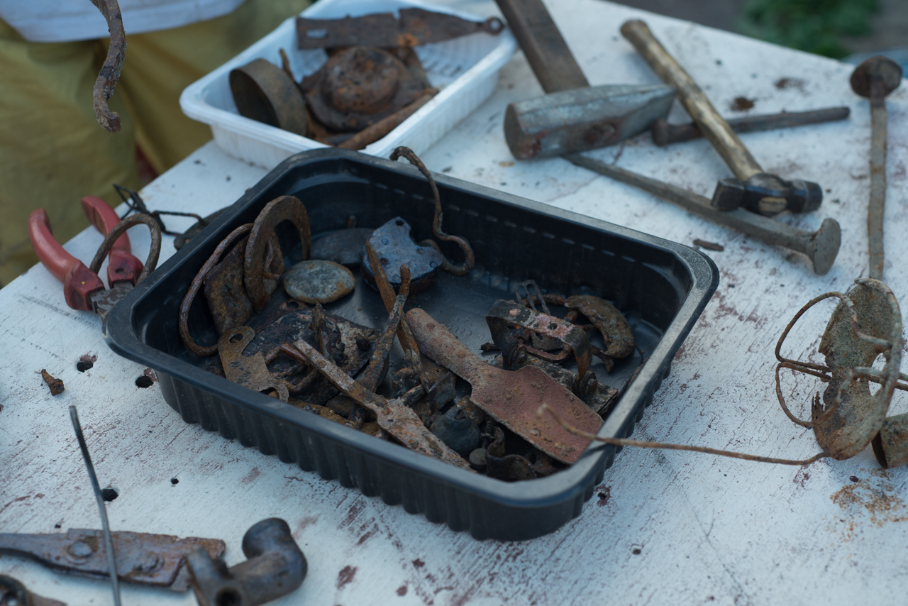 Подготовка экспонатов - рабочий стол с предметами в разной стадии очистки.jpg